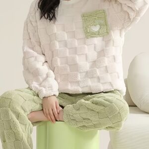 Women’s Soft Fleece Winter Pajama Set — Long-Sleeve Heart Print Top & Cozy Pants, Perfect for Cold Weather